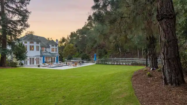 Reese Witherspoon pone a la venta su mansión de Los Ángeles por 25 millones de dólares2