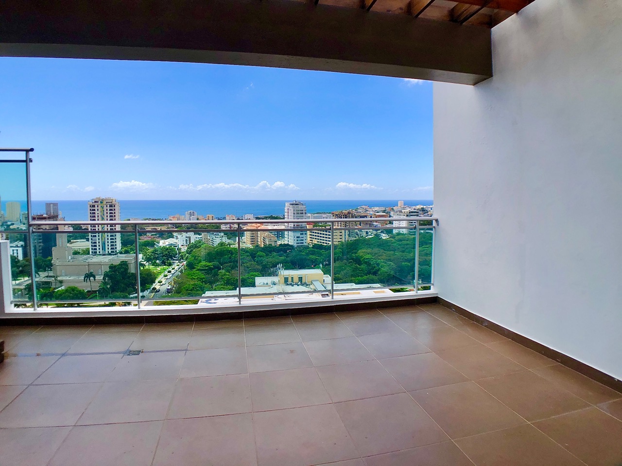 Penthouse con Espectacular Vista al Mar y Ciudad en La Esperilla ID 2991