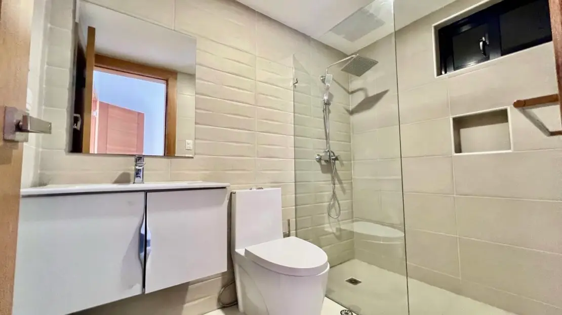 hermoso baño moderno de segunda habitación