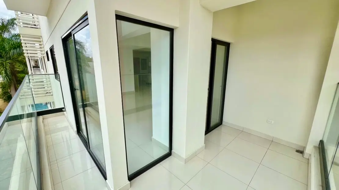 foto de balcón apartamento moderno en torre super nueva en santo domingo