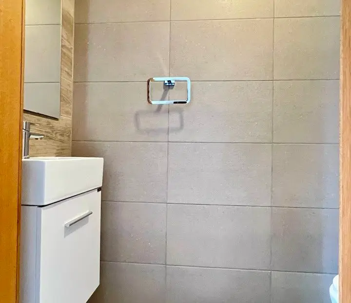 foto de baño de visita moderno con excelente terminación