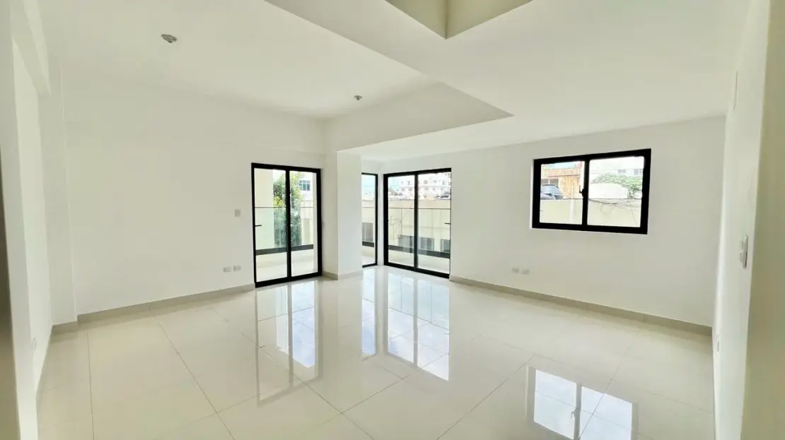 foto de sala moderna en santo domingo con terminaciones de primera y piso porcelanato moderno